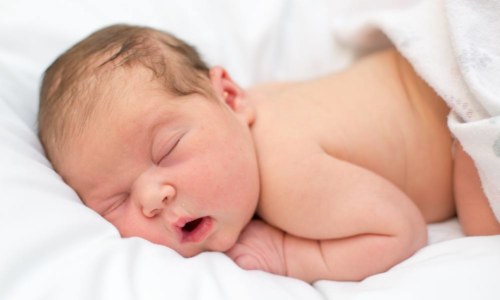 Можно ли новорождённым лежать на спине?