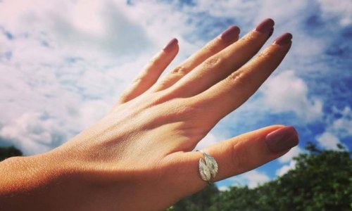 Что означает кольцо на большом пальце правой руки у девушки?