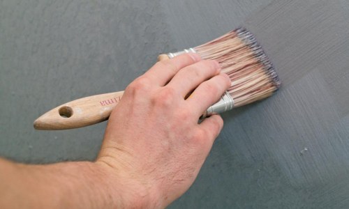 Как покрасить кистью потолок, чтобы не оставались полосы?