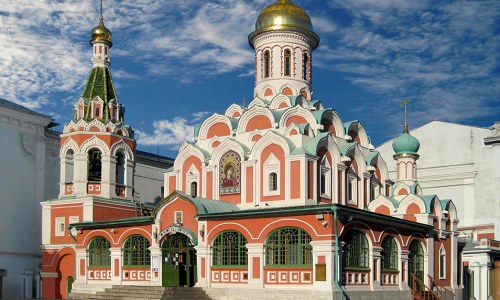 Какое сооружение семнадцатого века находится на Красной площади и было построено, когда воцарилась династия Романовых?