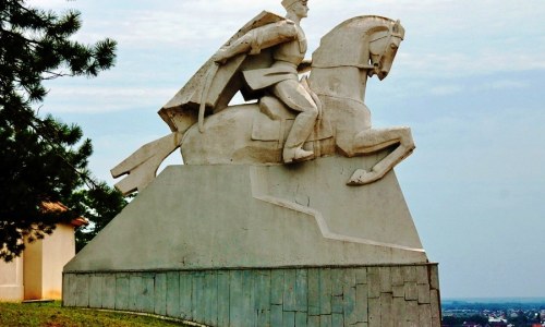 На трассе М-4 Дон, возле ст. Кущевской стоит памятник казакам гвардейцам. Кто стал прообразом казака?